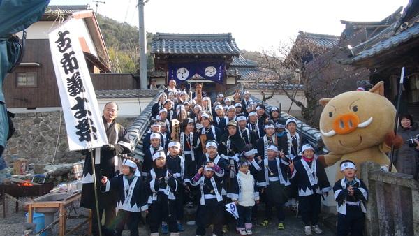 第71回「古市義士祭」子ども義士行列の多数の参加者がまるいのと一緒に記念撮影している写真